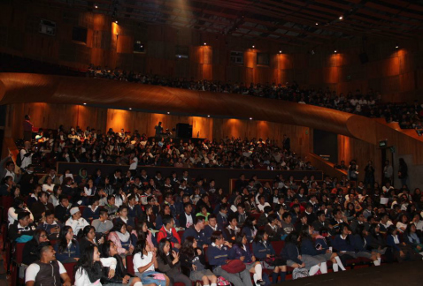 Jóvenes beneficiarios del programa de Estímulos para Bachillerato Universal Prepa Sí acudieron al inicio de conferencia del Séptimo Festival Internaci