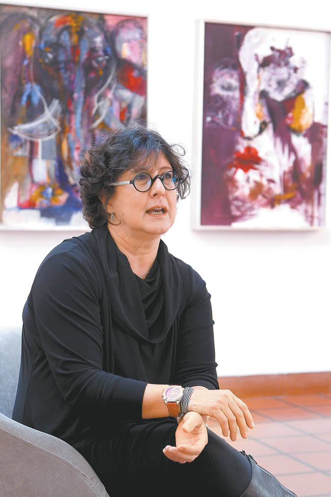La pintora expone en el Salón Rojo de Tacubaya. 