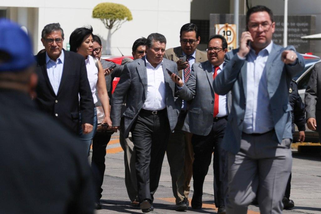El líder del SNTE, Juan Díaz de la Torre, a su salida del juzgado en el que se iba a carear con Elba Esther Gordillo.