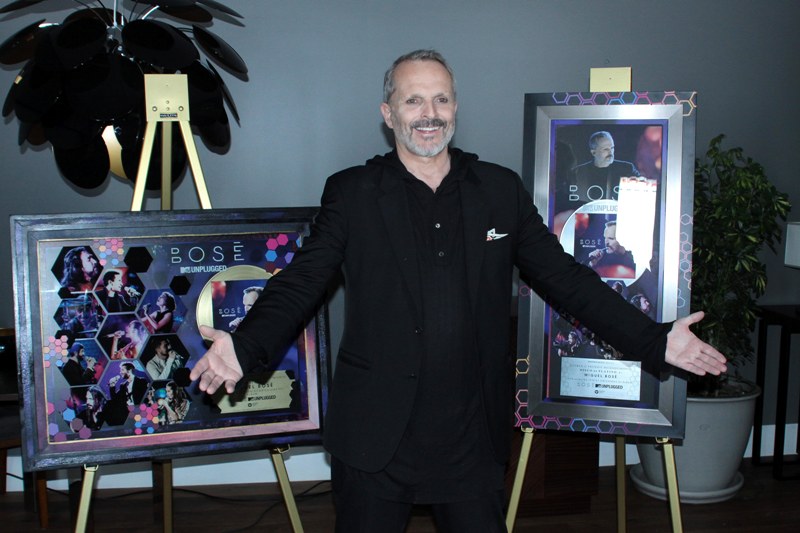 Miguel Bosé fue reconocido de platino por las altas ventas de su disco MTV Unplugged. 