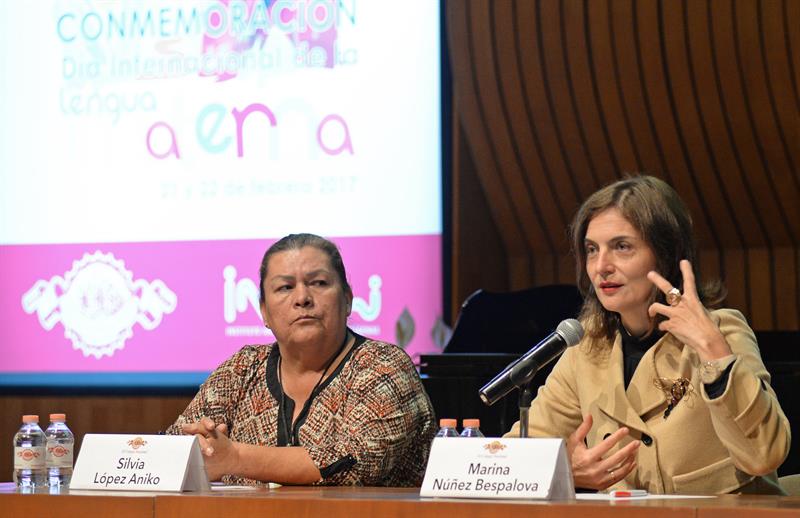 La representante del pueblo indígena Kickapoo, Silvia López Anikola, y la directora general de Publicaciones de la Secretaría de Cultura, Marina Núñez