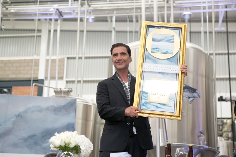 Alejandro Fernández recibió disco de oro por 'Rompiendo Fronteras'. 