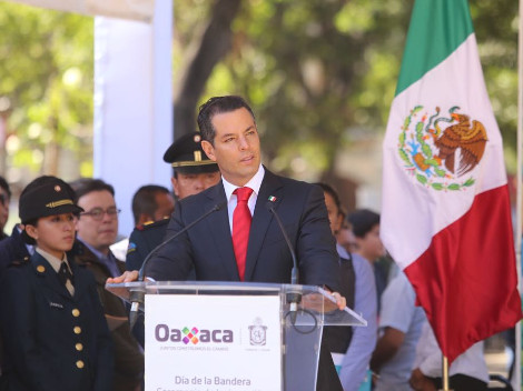  El gobernador de Oaxaca, Alejandro Murat, encabezó la ceremonia del Día de la Bandera en el centro histórico de la entidad.   