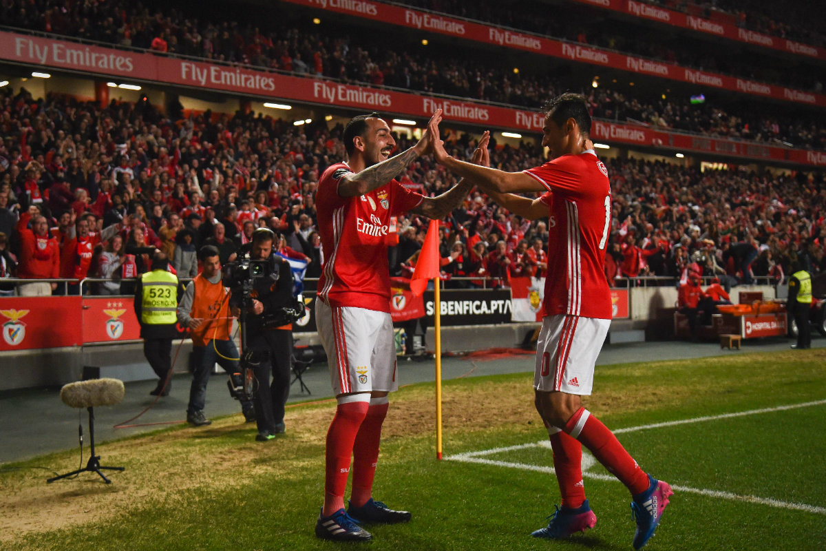 Kostas Mitroglou anotó dos goles ante el Chaves