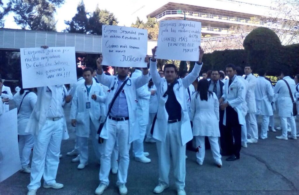La protesta afecta a tres estaciones de la Línea 3 del Metrobús.