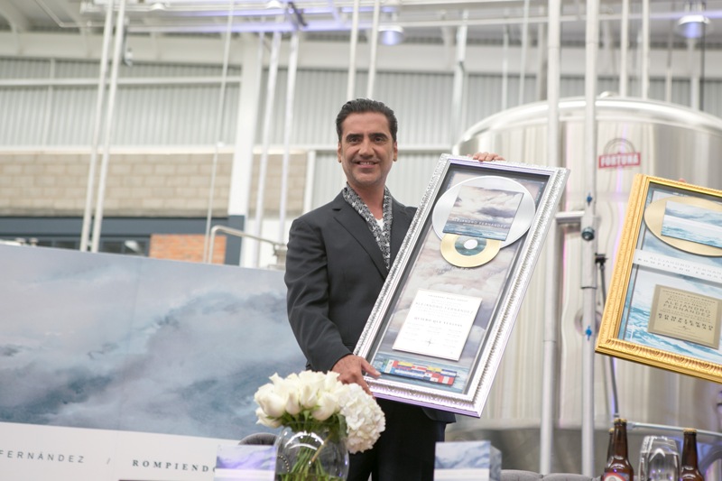Alejandro Fernández fue reconocido por las altas ventas de su disco. 