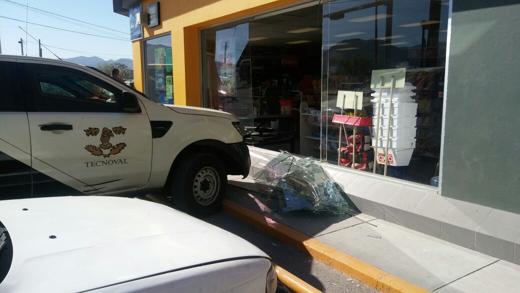Camioneta de Valores termina adentro de Oxxo en Torreón.