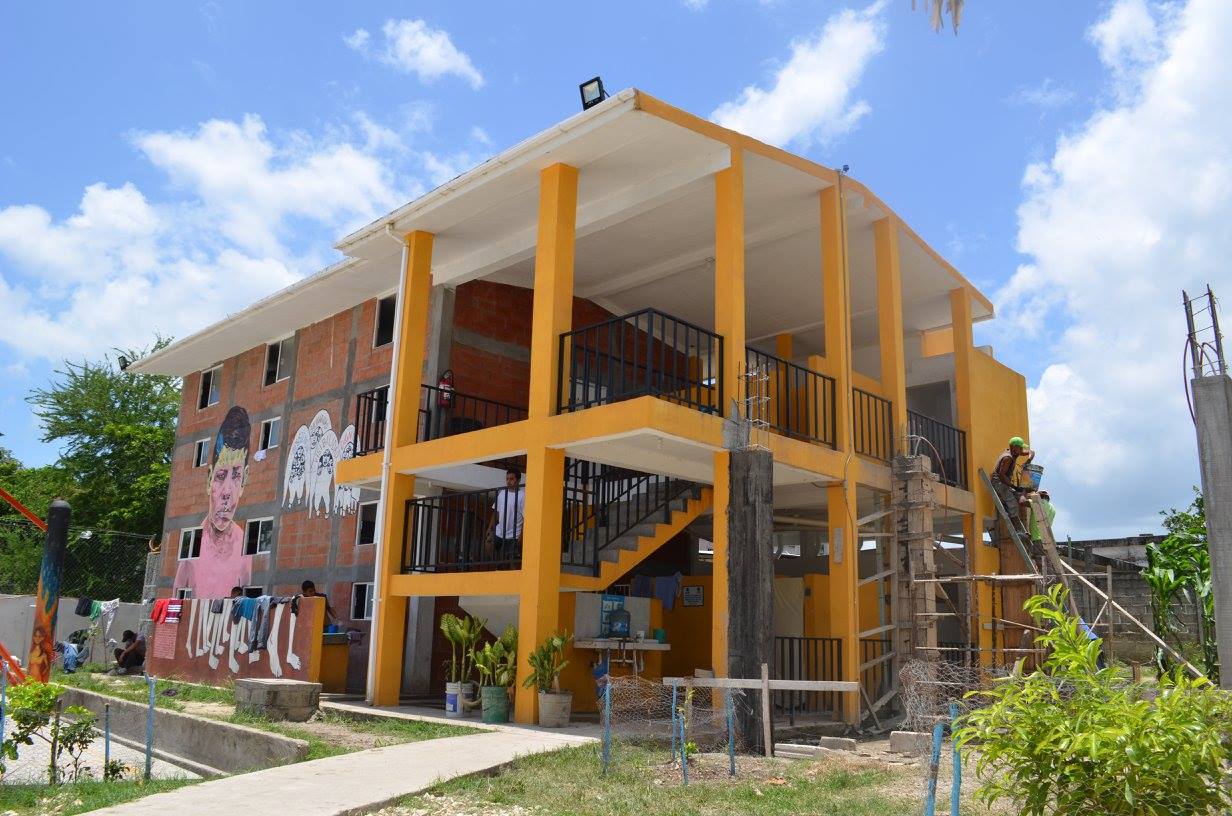 El dormitorio de los hombres, visto desde la Plaza de la Dignidad, de la 72  Hogar-Refugio para Personas Migrantes.