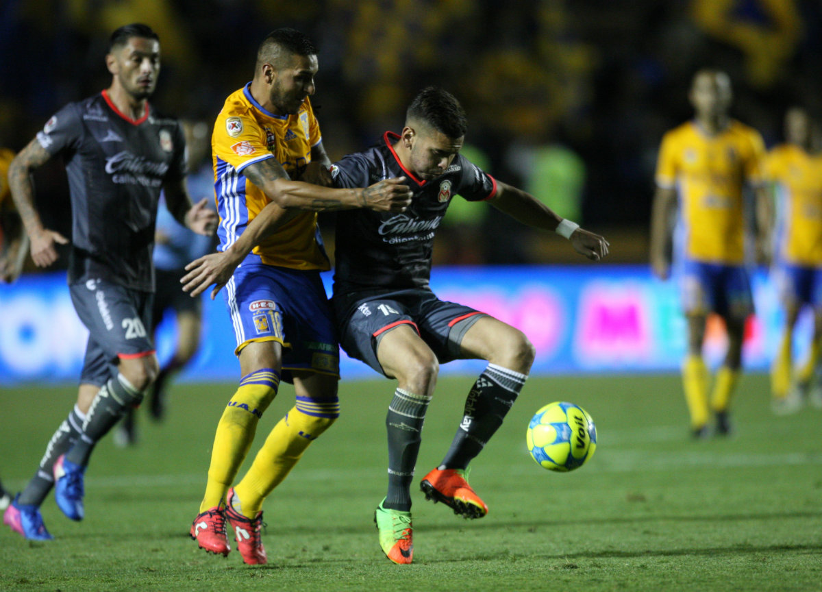 Ismael Sosa y Sebastián Vegas disputan un balón