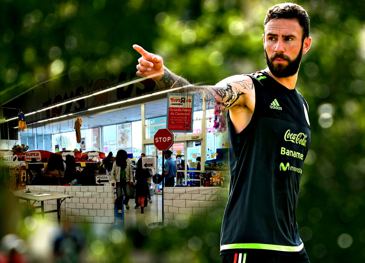 Layún denunció el 'chiste' de la tienda en Twitter 