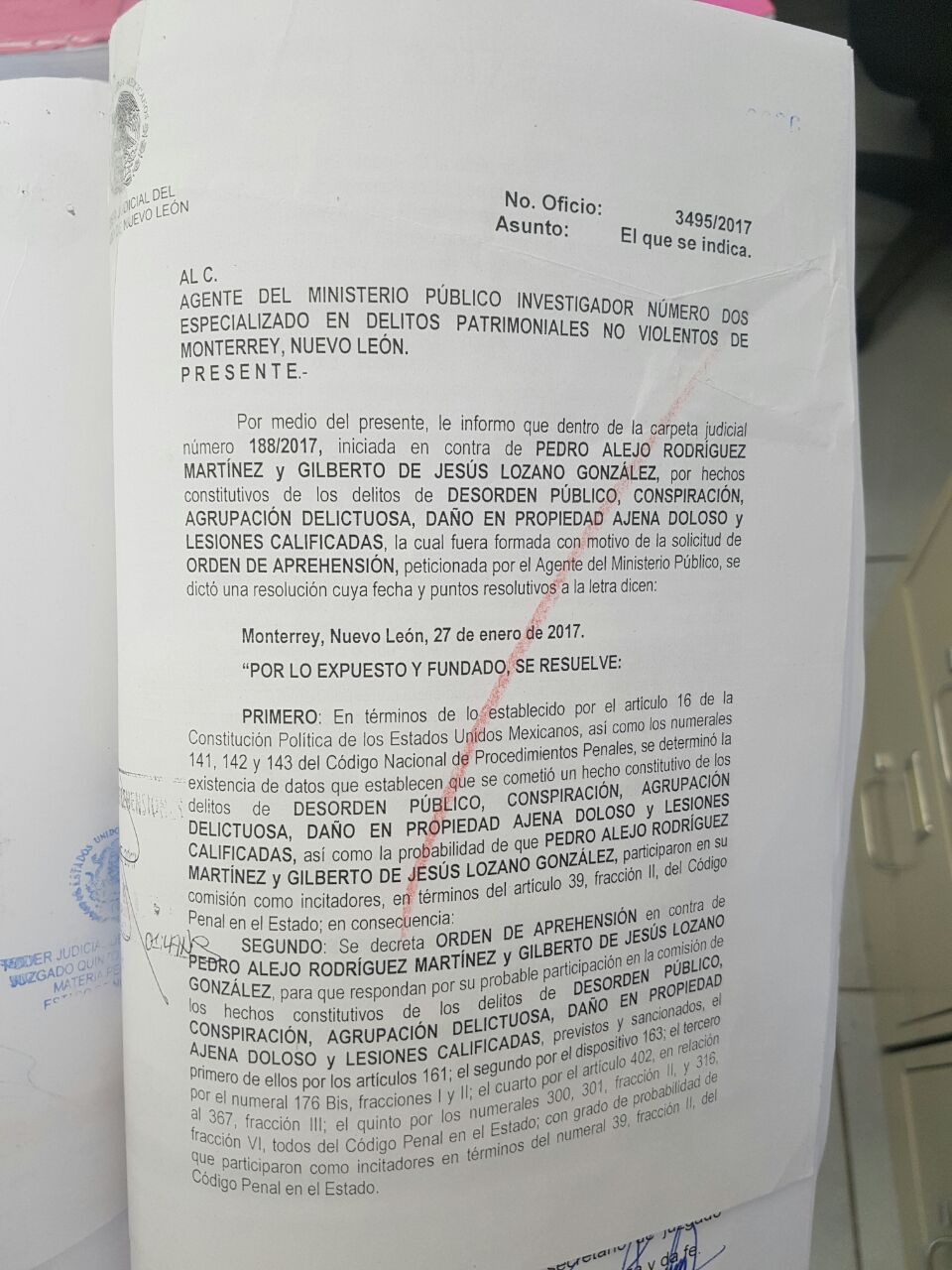 Los activistas mostraron copias de las órdenes de aprehensión.