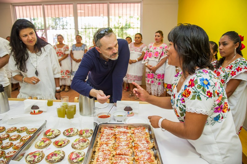 Miguel Bosé se interesó por cada una de las actividades que realizan las personas de la comunidad. 