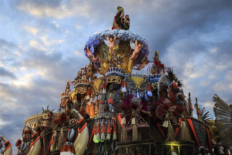 Las fiestas "bloco" son festejos de personas disfrazadas que convocan a más gente a través de redes sociales para bailar antes del Carnaval de Río de 