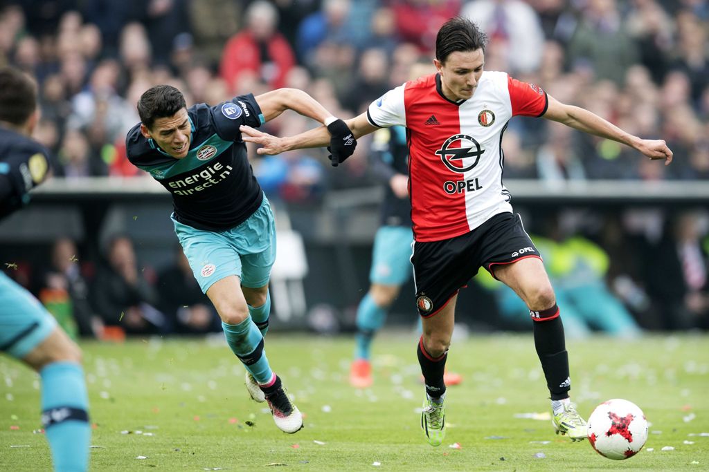 Héctor Moreno compite el balón en el partido contra el Feyenoord.