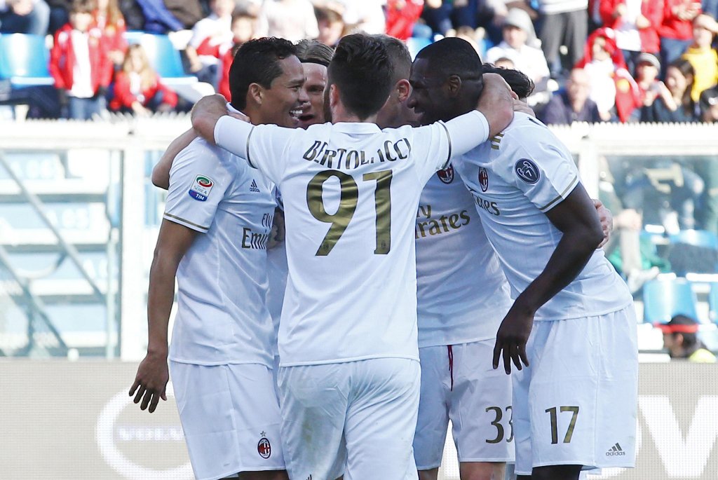 Jugadores del Milan festejan el gol de Carlos Bacca.