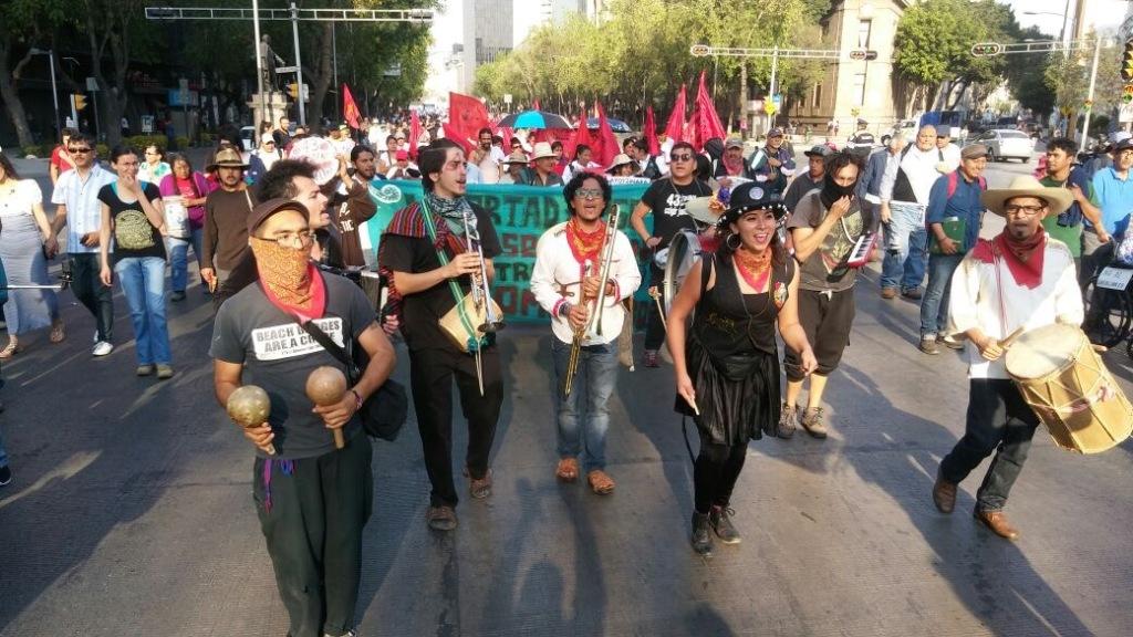 En la marcha participan el abogado Vidulfo Rosales, el vocero Felipe de la Cruz e integrantes de diversas organizaciones sociales de diferentes estado