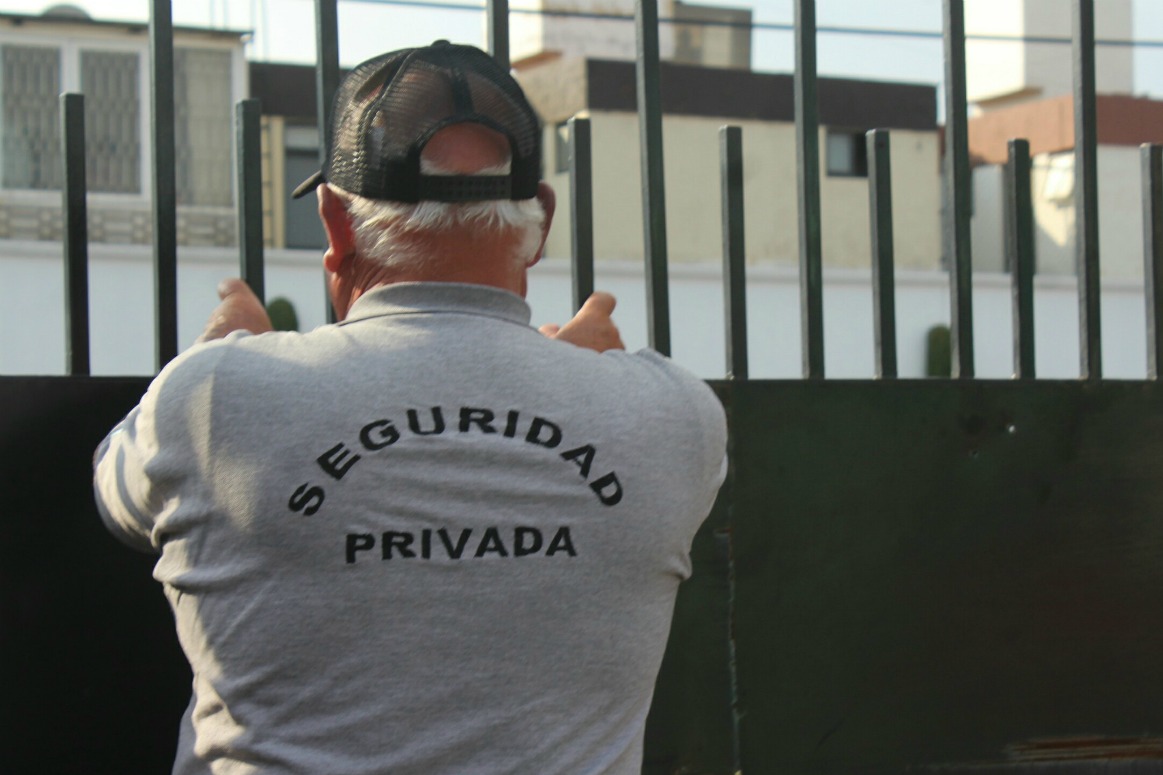 Seguridad privada, policía