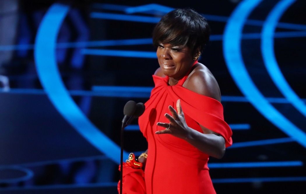 Viola Davis al recibir su Oscar como Mejor Actriz de Reparto. 