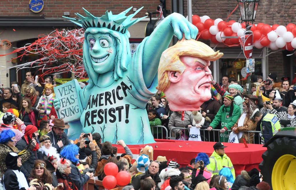En el carnaval Rose Monday en Duesseldorf, Alemania, mostraron una figura de la Estatua de la Libertad con la cabeza de Donald Trump. 