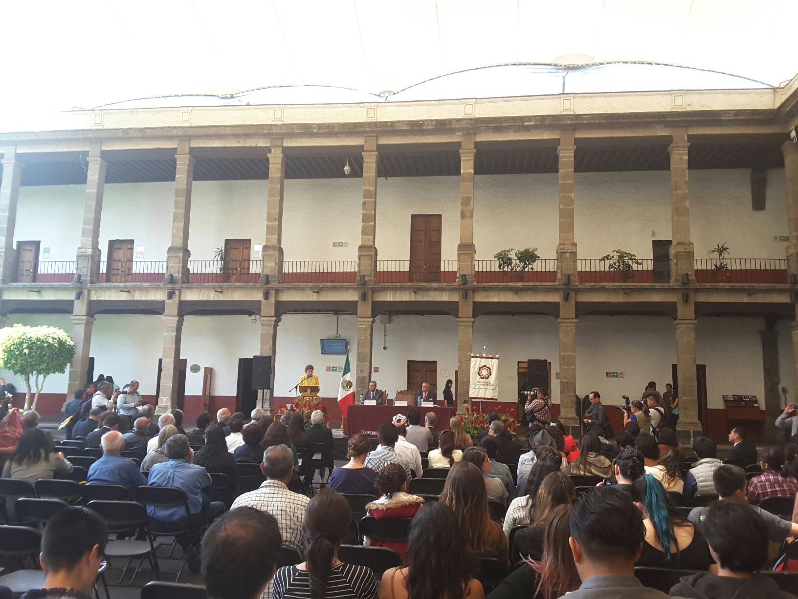 Cuauhtémoc Cárdenas presentó el documento "En Defensa del Interés Nacional" en la Universidad del Claustro de Sor Juana.