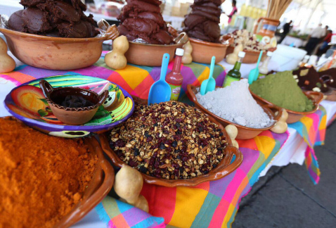 Granola, moles, chocolate, son algunos de los productos de la capital del país que se venden en la Feria Consume Local CDMX, en el Zócalo.