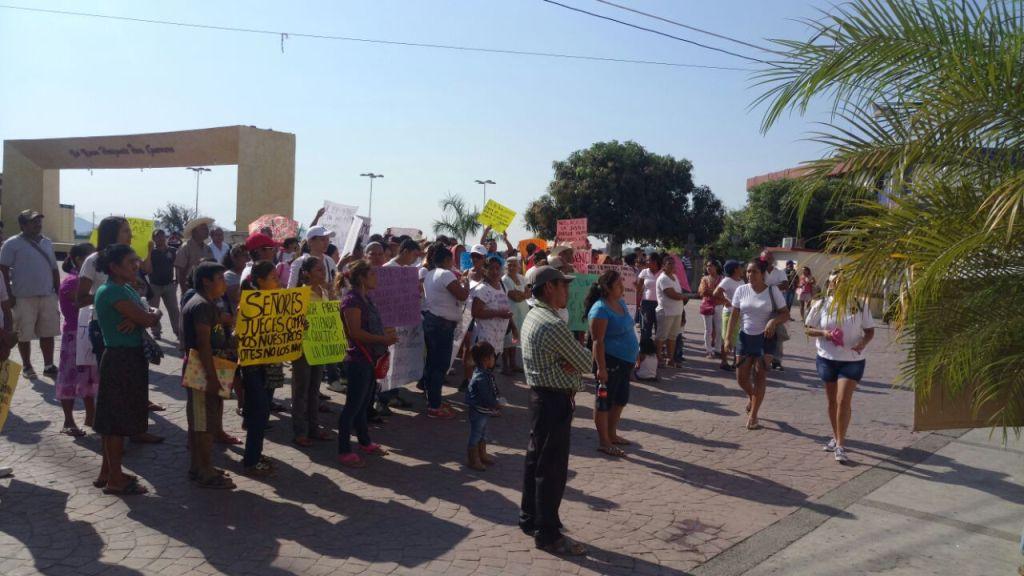 Los manifestantes advirtieron que si no hay una respuesta a sus demandas, realizarán un plantón en el palacio municipal.