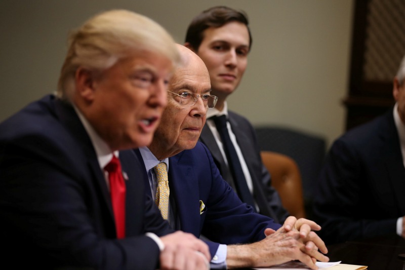 El secretario de Comercio, Wilbur Ross, junto al presidente Donald Trump.