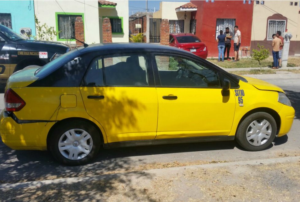 El taxi estaba estacionado en calles del fraccionamiento Haciendas Santa Fe, en Tlajomulco. 