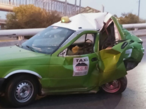 El taxista viajaba por esta vía cuando aparentemente fue impactado por la parte trasera por el operador de una camioneta.