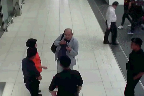 En videos de las cámaras de seguridad del aeropuerto de Kuala Lumpur, obtenidas por Fuji TV, se ve a Kim Jong-nam hablar con elementos de seguridad tr