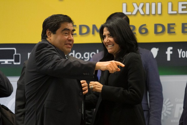 Alejandra Barrales informó que mantendrá una reunión con los senadores perredistas para evaluar si Miguel Barbosa continúa al frente de la bancada en 
