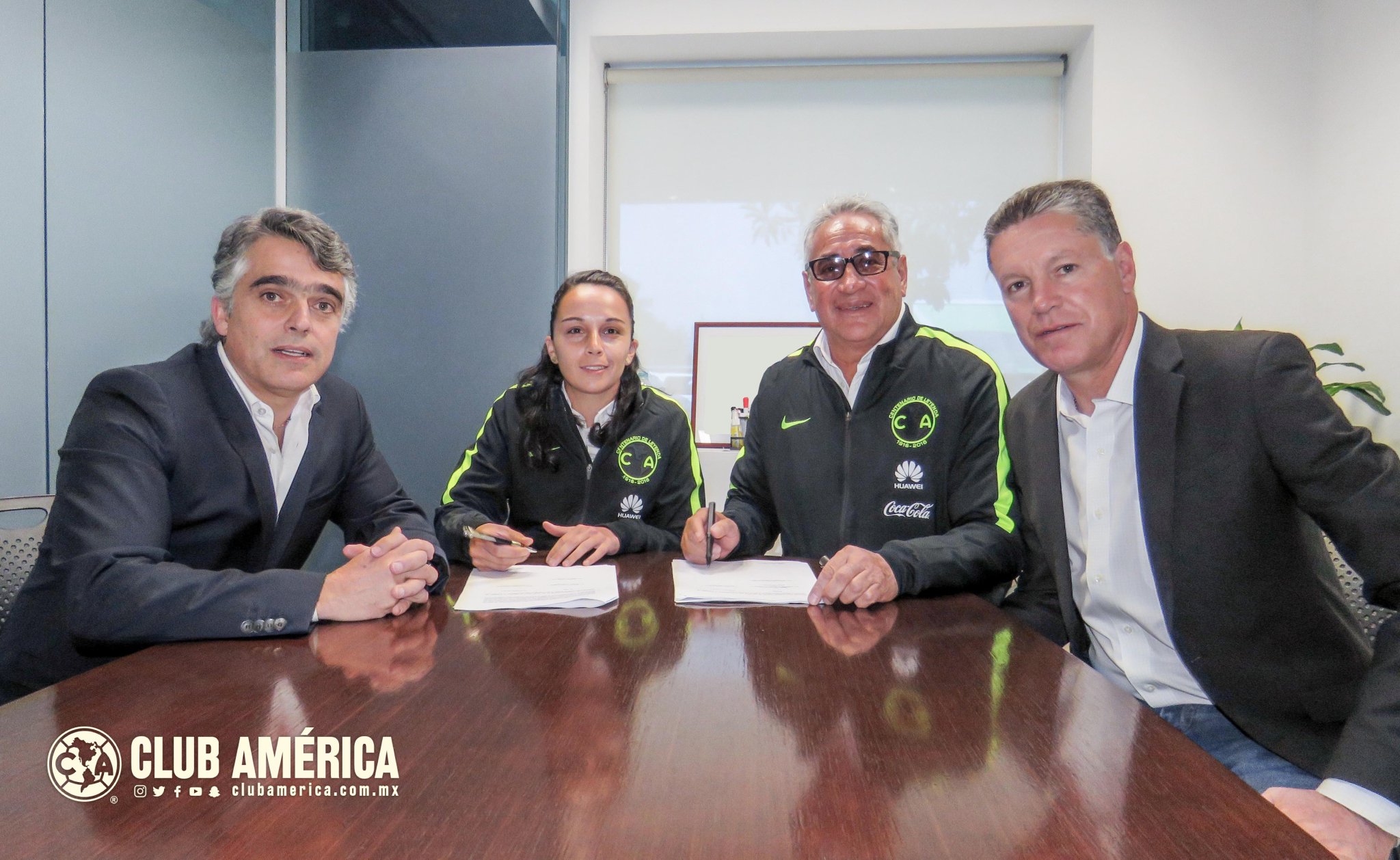Cuéllar firmando su contrato como técnico del América femenil 