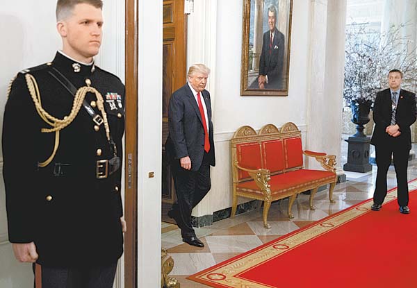 Donald Trump a su llegada a la reunión con la Asociación Nacional de Gobernadores ayer en la Casa Blanca.