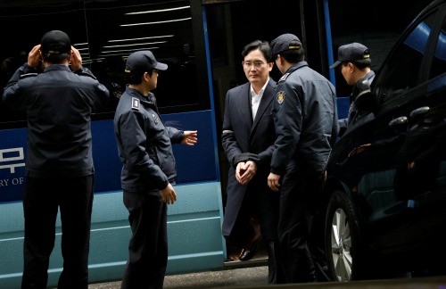 Jay Y. Lee, jefe del Grupo Samsung, será acusado por soborno y malversación de fondos. 