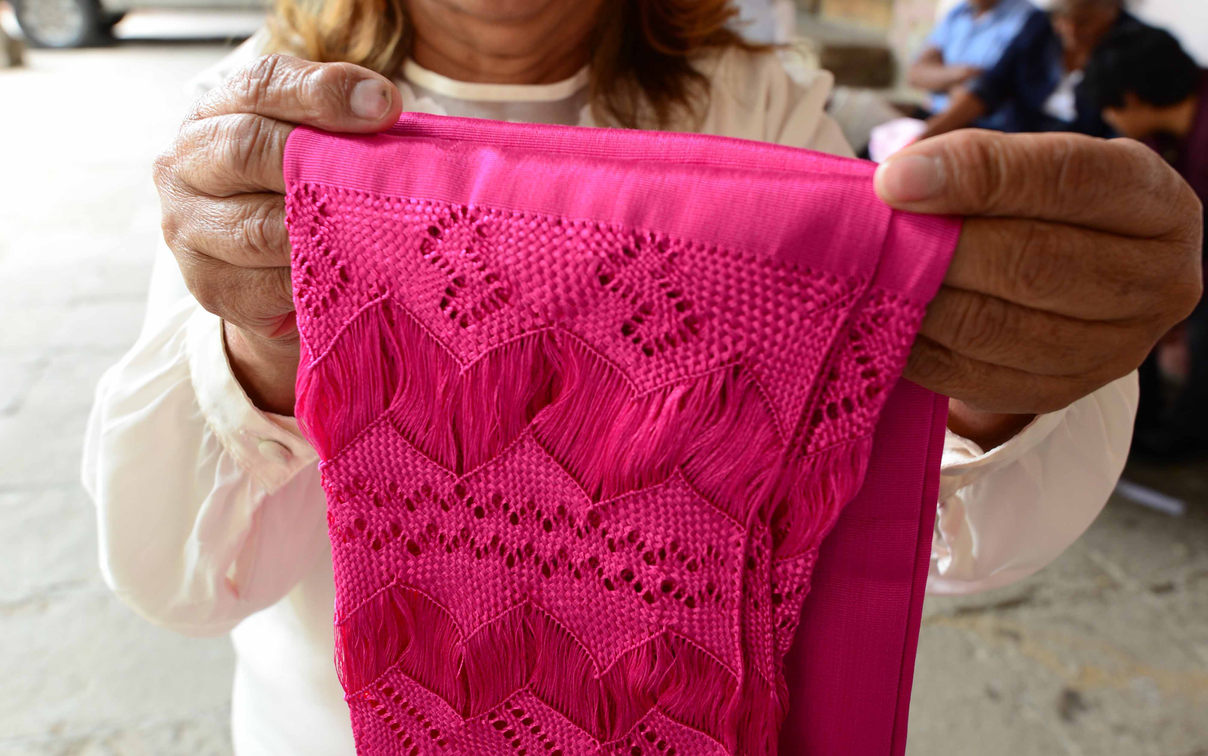 La mayoría de los artesanos de rebozos son mayores de 60 años.