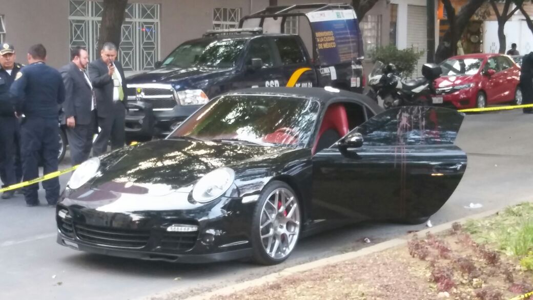 Dos ladrones en motocicleta pretendían asaltar al conductor de un auto Porsche en la colonia Narvarte Poniente y fueron repelidos a balazos por el aut