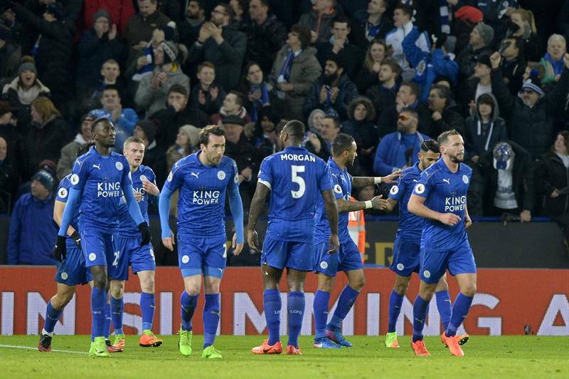Los jugadores del Leicester City festejan su triunfo 