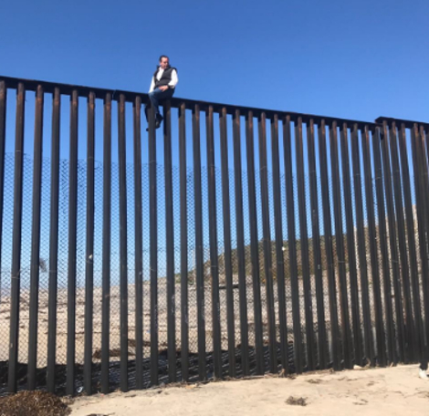 Desde Tijuana protestó el diputado queretano.