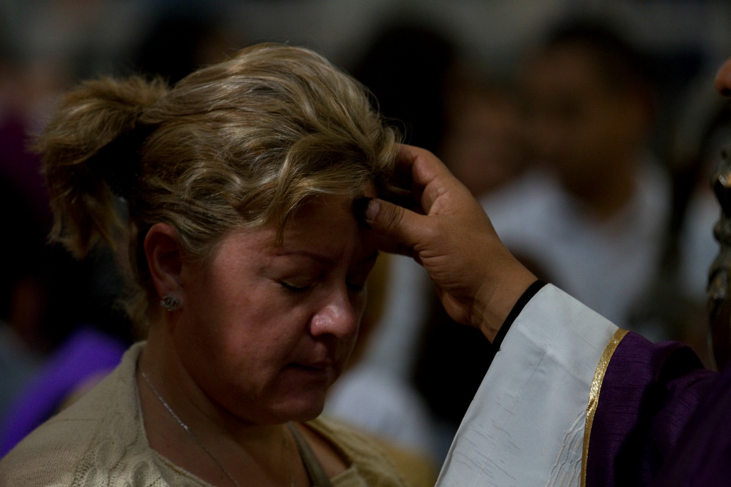 Devotos católicos acudieron a la Catedral Metropolitana por el miércoles de ceniza.