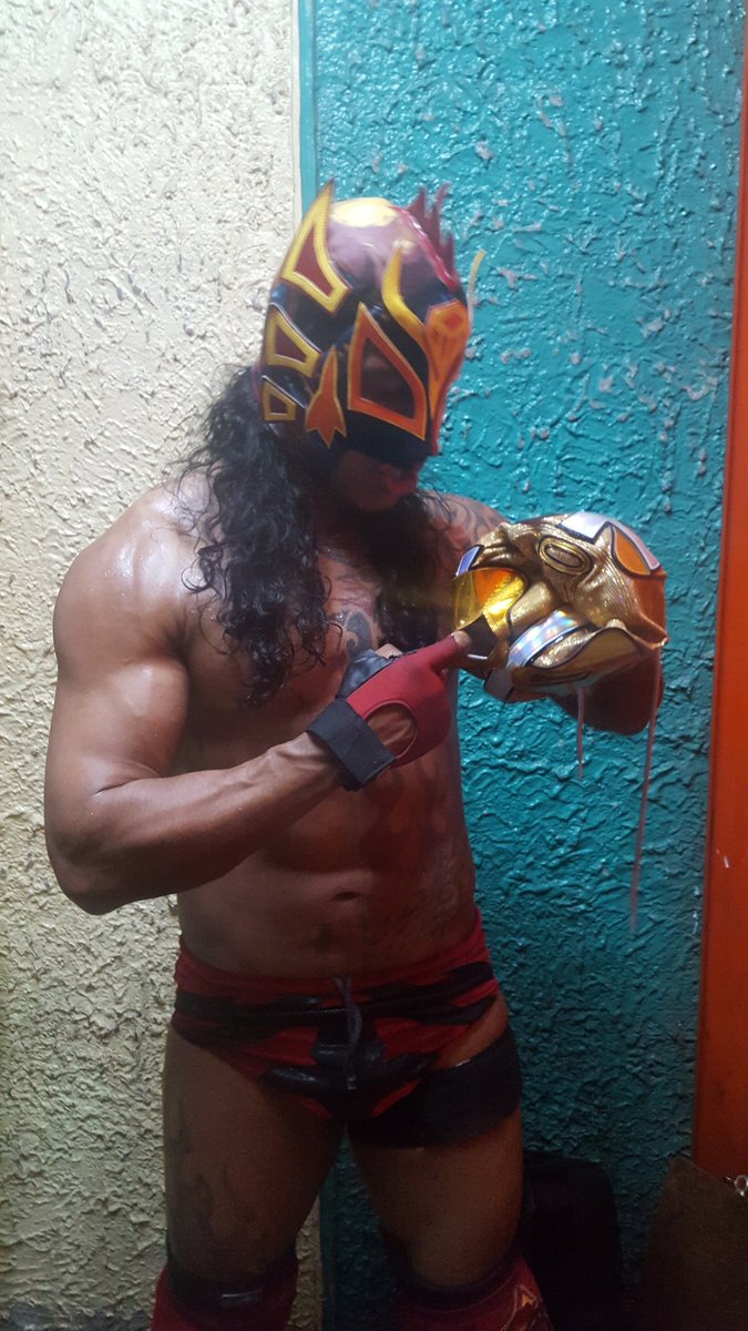Dragón Rojo Jr. con la máscara del Ángel de Oro