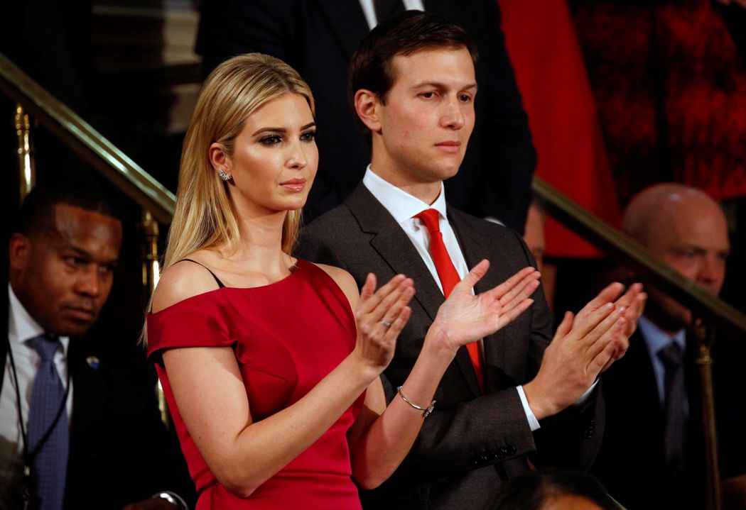 Ivanka Trump junto a su esposo Jared Kushner en el primer discurso de Trump ante el Congreso. 