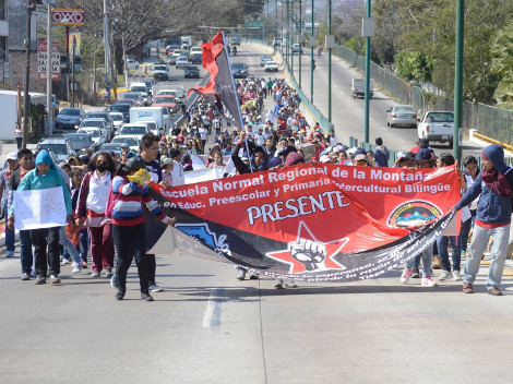 Los normalistas inconformes bloquearon la carretera una hora. 