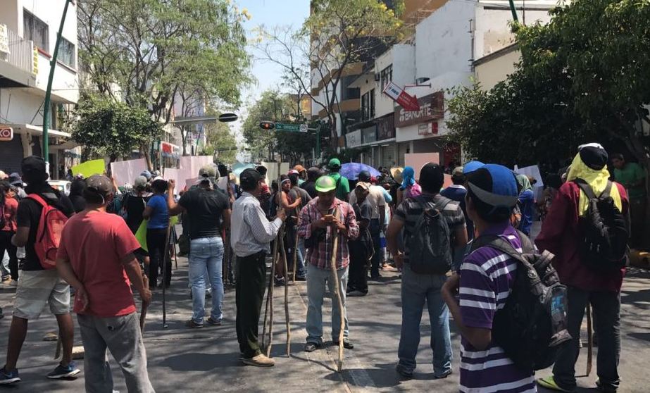 Los manifestantes bloquean la avenida Central oriente, a la altura de la calle Tercera oriente.