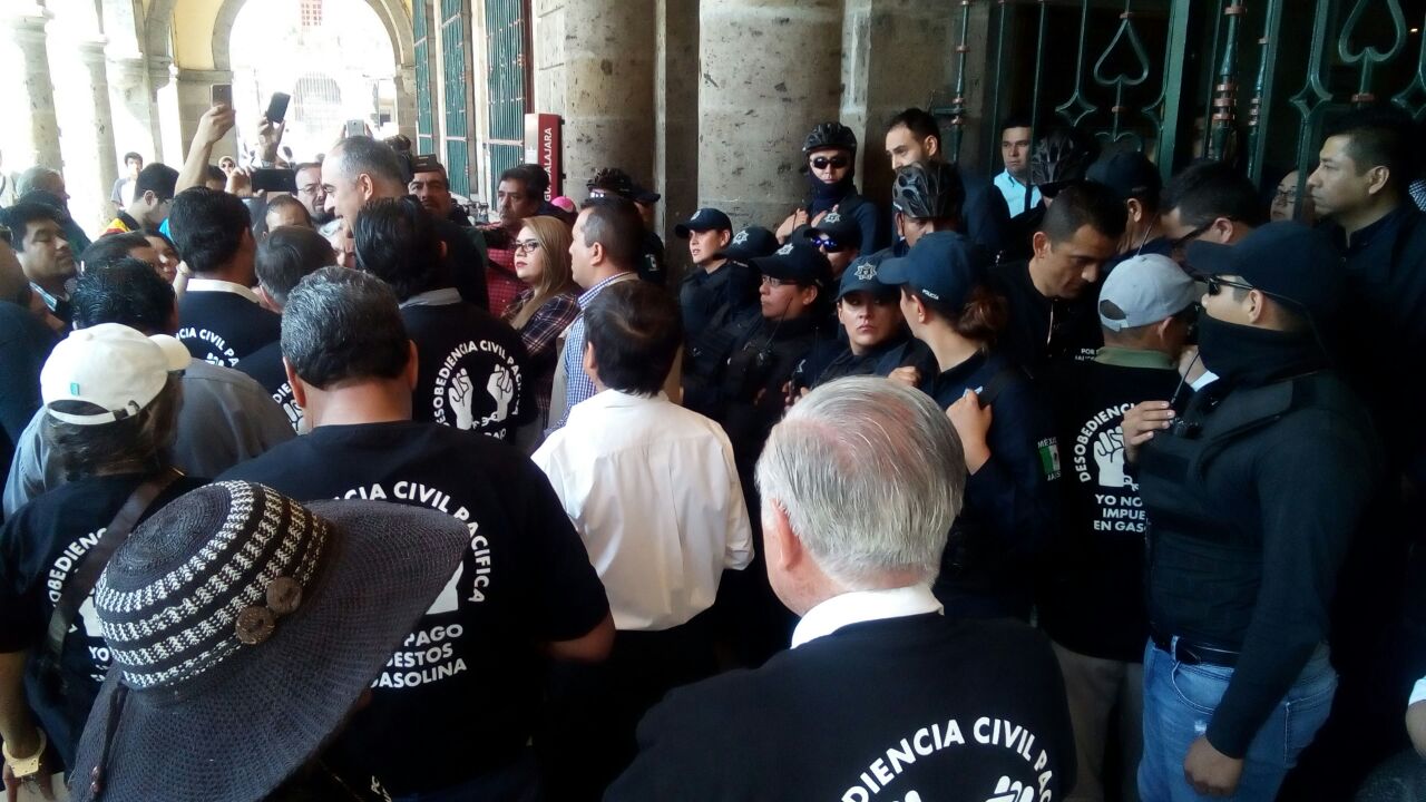 Tras algunos minutos de reclamos por parte de este grupo hacia la autoridad municipal fue el propio comisario tapatío, Salvador Caro Cabrera, el que s