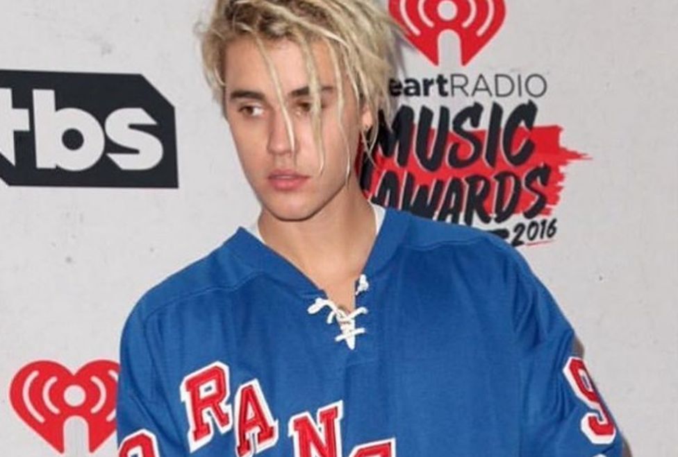 A pesar de los múltiples escándalos en los que se ha visto envuelto, como su relación con Selena Gomez o golpear a sus fans, su popularidad continúa c