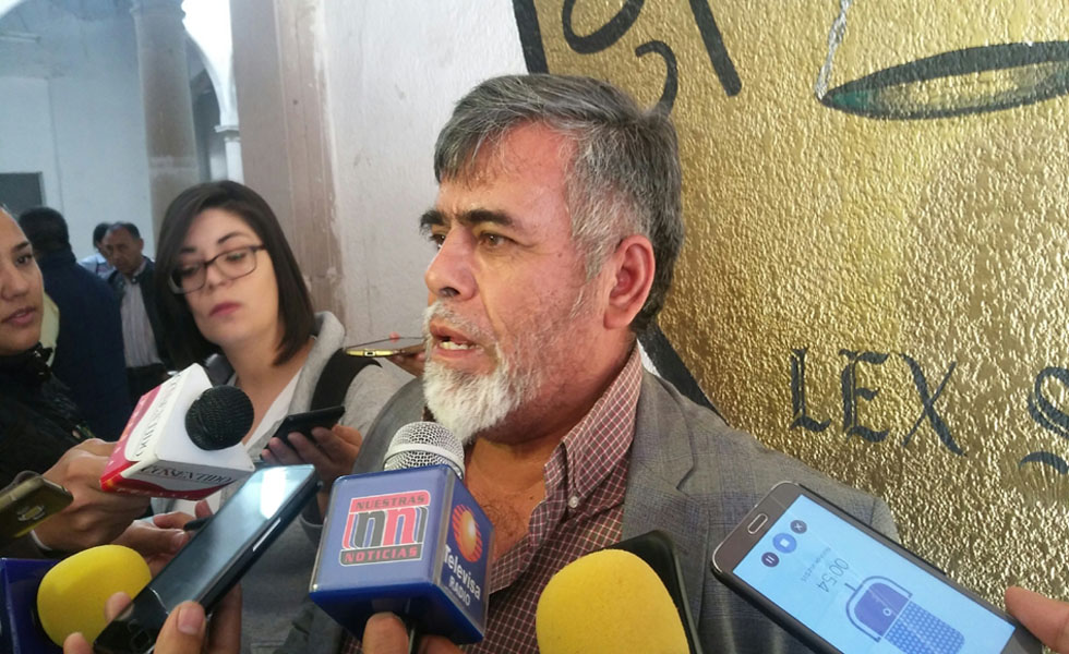 Luego de plasmar su mensaje en las ventanas, Simón Lozoya abandonó la facultad. 