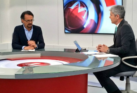 Javier Hidalgo, director de Gestión Ambiental en la delegación Cuauhtémoc, explicó a Héctor Zamarrón cómo se incentiva a trabajadores de esa demarcaci