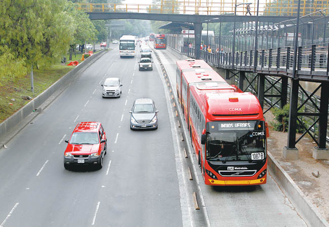 Los capitalinos emplean 59 minutos extra en sus traslados diarios. 
