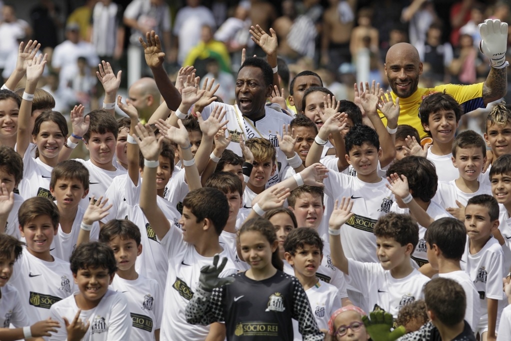 Pelé y su hijo (amarilo) en un evento con niños del club Santos de Brasil 