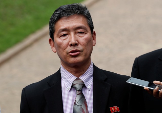 Ri Tong Il, ex embajador de Corea del Norte en la ONU, y quien encabeza una delegación norcoreana desplazada a Malasia para reclamar el cadáver.
